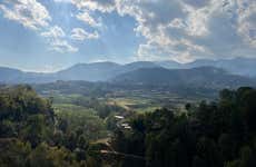 Excursão privada à gruta Asura e ao mosteiro Neydo Tashi