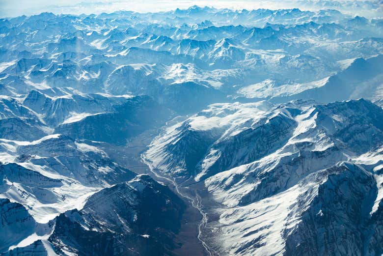 Admirez la chaîne de montagnes