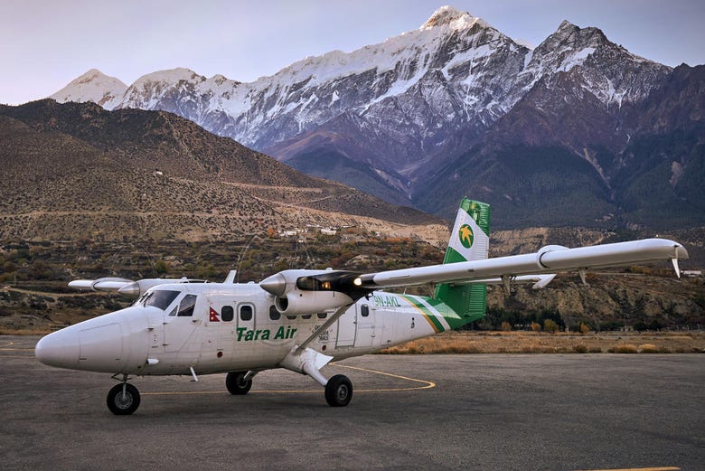 Avioneta a punto de despegar de Katmandú