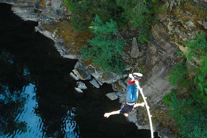 Cayendo sobre el río Bhotekoshi