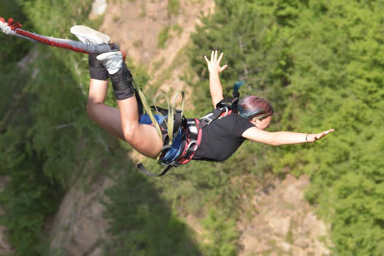 Praticando bungee jumping em Katmandu