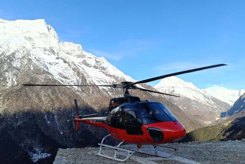 El helicóptero en el campamento base del Everest