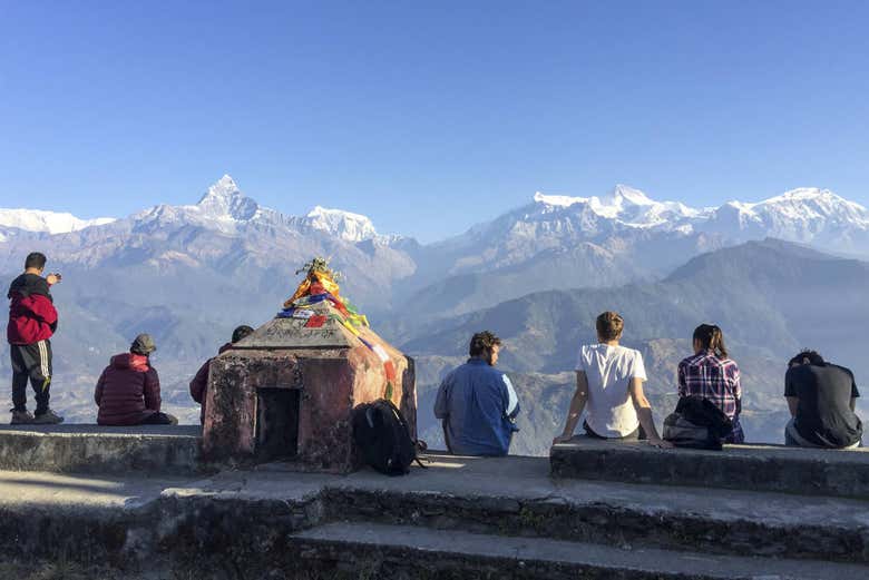 Groupe observant l'Himalaya depuis un point de vue à Sarangkot