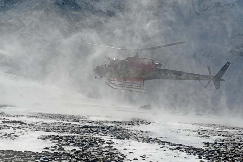 Helicóptero aterrizando en el campamento base