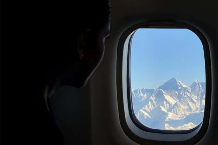 Vue sur l'Himalaya depuis les hublots de l'avion