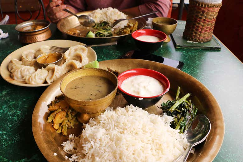 O dal bhat inclui diferentes ingredientes nepaleses