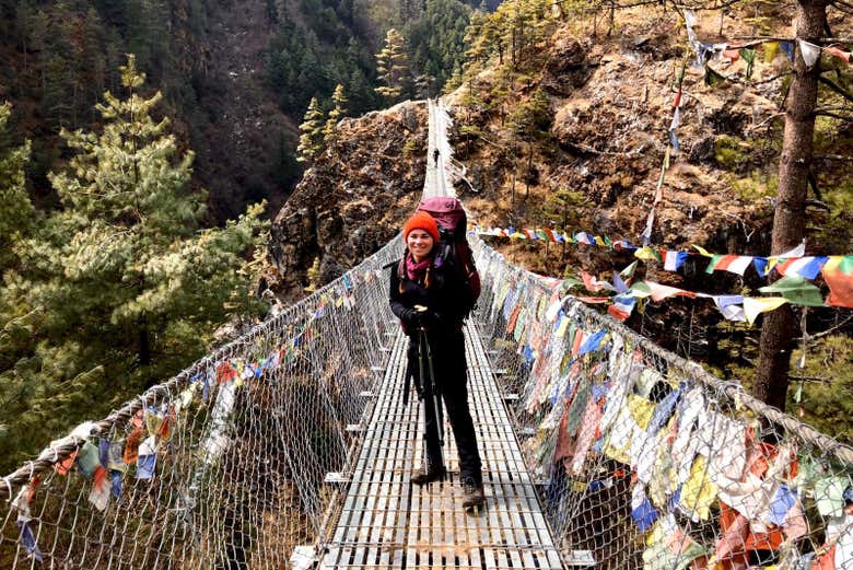 Cruzando por un puente colgante