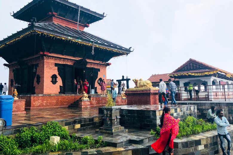 Fedeli al tempio Bhaleshwar Mahadev