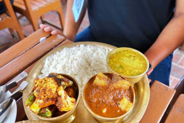 Tomando un dal bhat nepalí