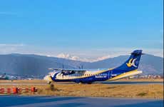 Passeio de monomotor sobre o Himalaia