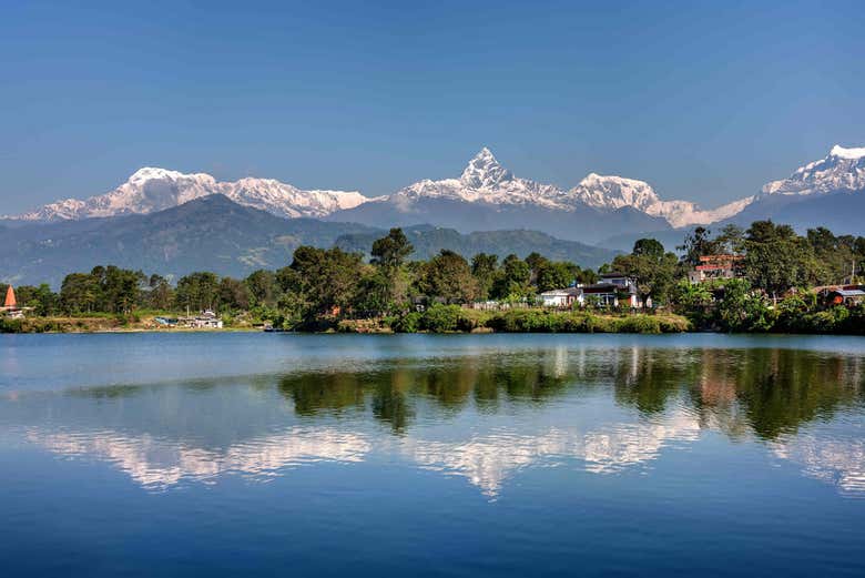 Lac Phewa refletant l'Himalaya