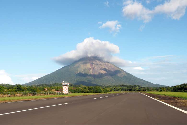 Una carretera en la isla de Ometepe con el volcán al fondo