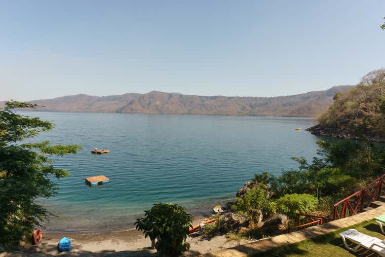Às margens da lagoa de Apoyo