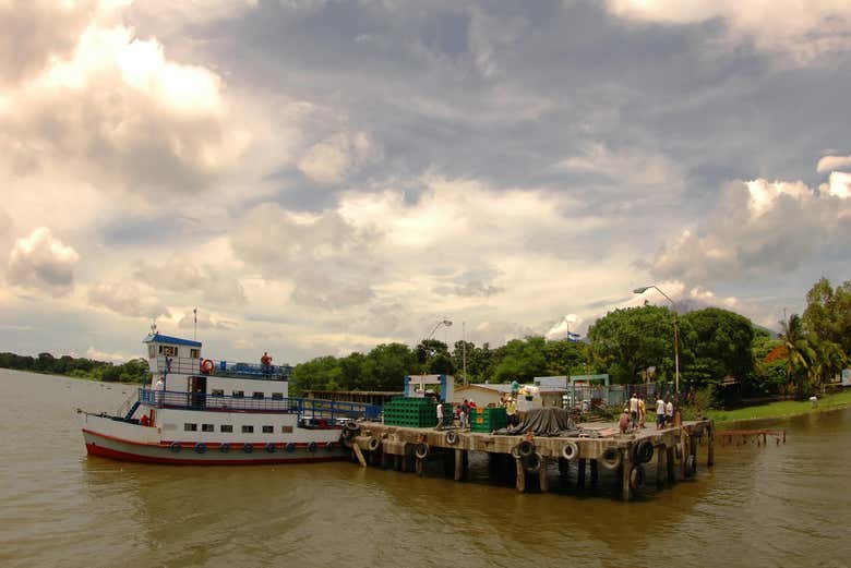 El puerto en la isla de Ometepe
