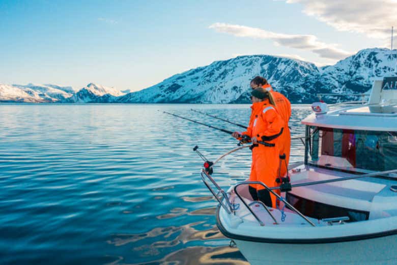 Pescando rodeados de montañas nevadas