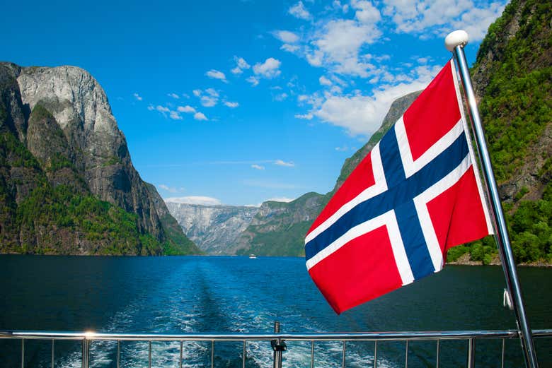 Le drapeau norvégien flotte pendant la traversée en bateau