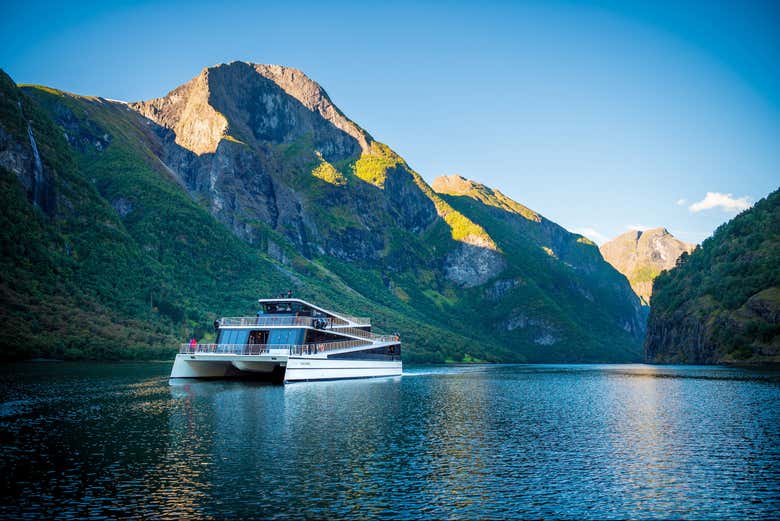Navegando pelo fiorde Nærøyfjord