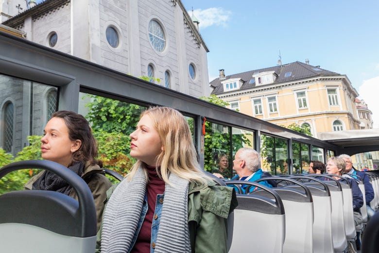 Discovering Bergen on the sightseeing bus