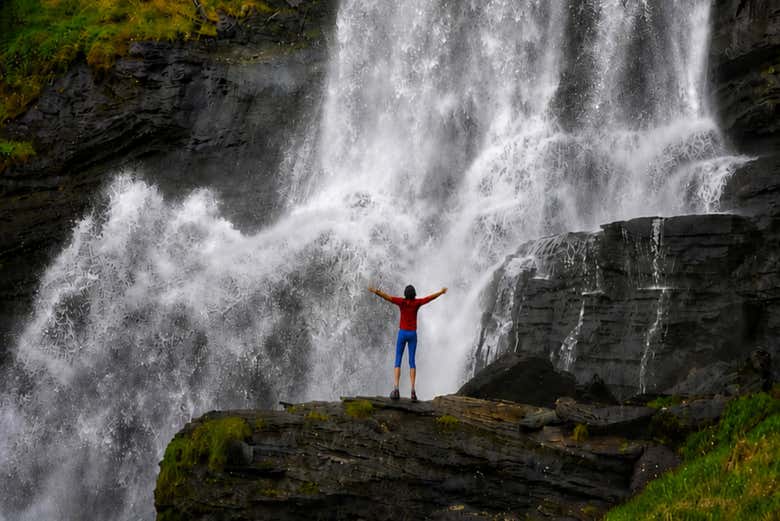 Sentid la fuerza del agua en la cascada Steinsdalsfossen
