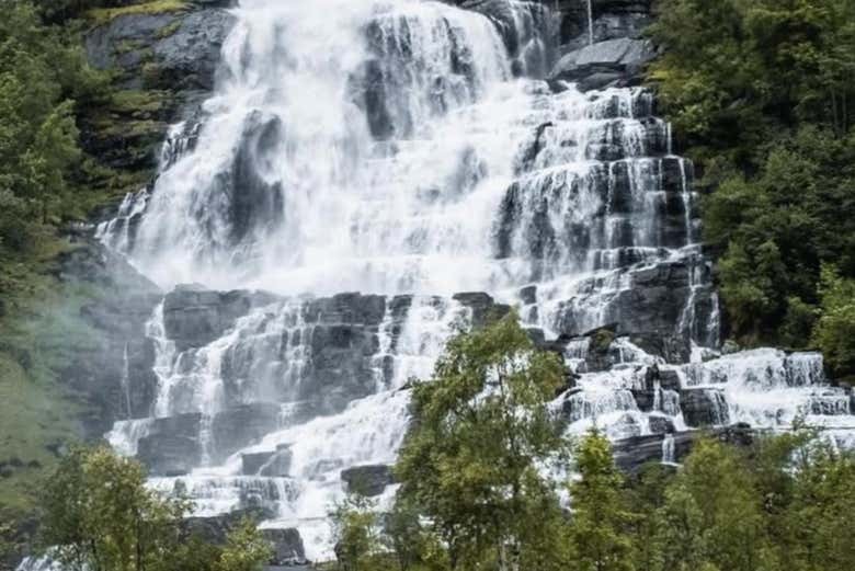 Sentiréis el rugido y la fuerza de las cascadas noruegas