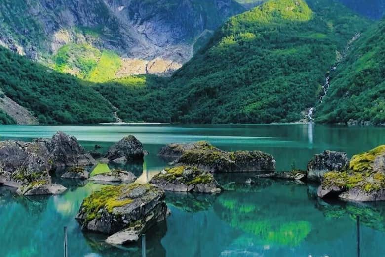 El espejo turquesa del lago Bondhusvatnet