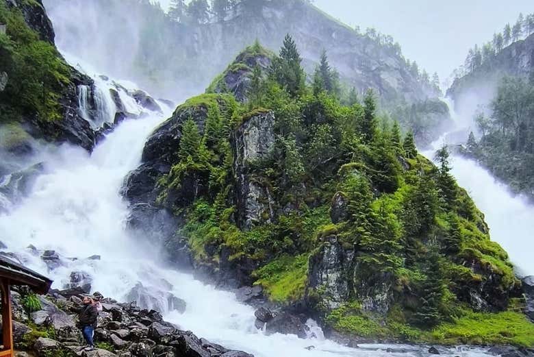 Sentiréis la fuerza de la cascada Låtefossen