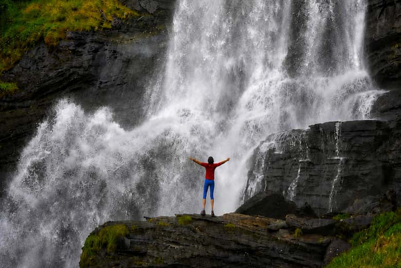 Caminaréis por detrás del agua en Steinsdalsfossen