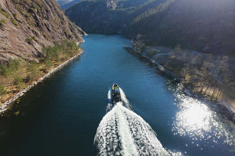 En bateau à moteur dans les fjords norvégiens