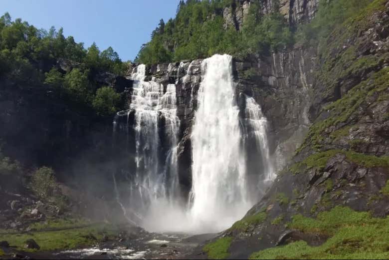 Visitaremos la cascada Skjervsfossen