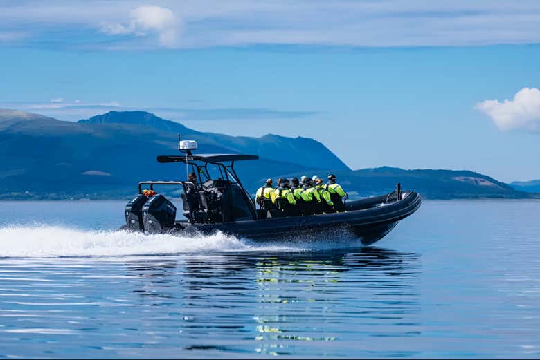 Navegando en lancha por los fiordos noruegos