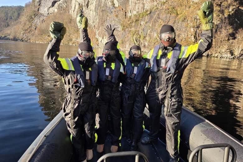 Perfectamente equipados para el paseo en lancha por los fiordos