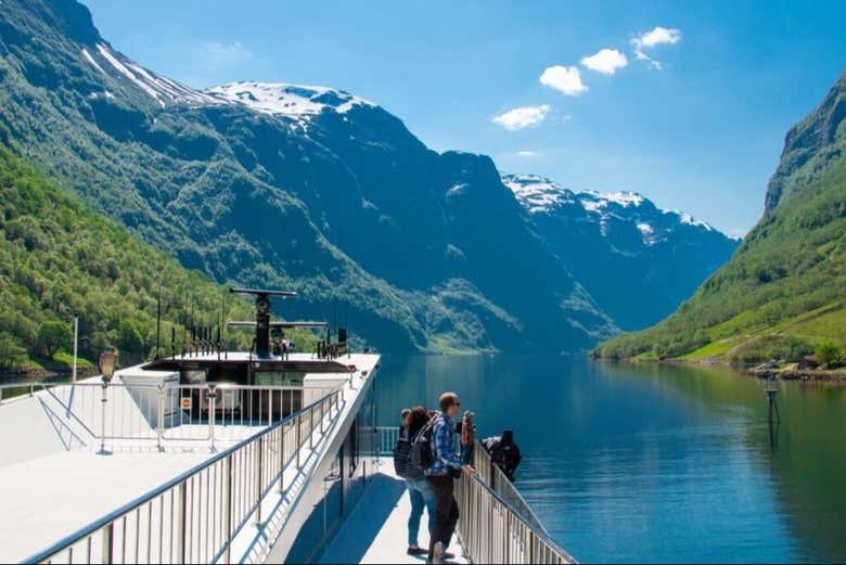Navegando pelo Nærøyfjord, na Noruega