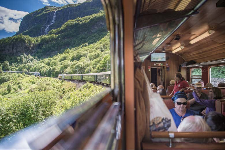 Contemplando as paisagens a partir do trem de Flåm