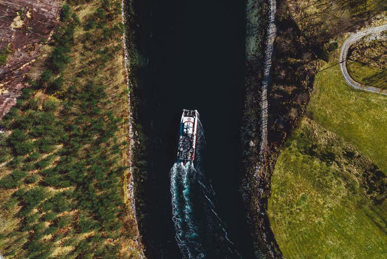 Vista aérea del barco navegando 