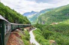 Tour por los fiordos noruegos: Tren de Flåm y paseo en barco por Nærøy
