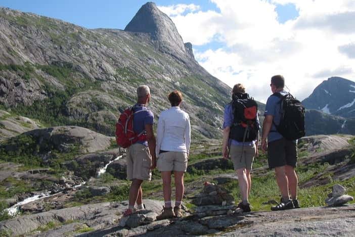 Uma família contemplando o pico de Åselidalen 