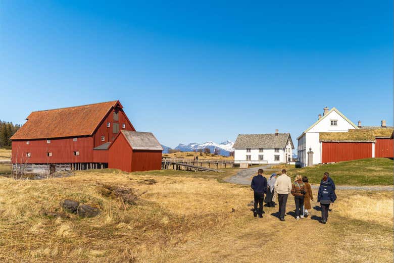 Chegando a Kjerringøy Handelsted