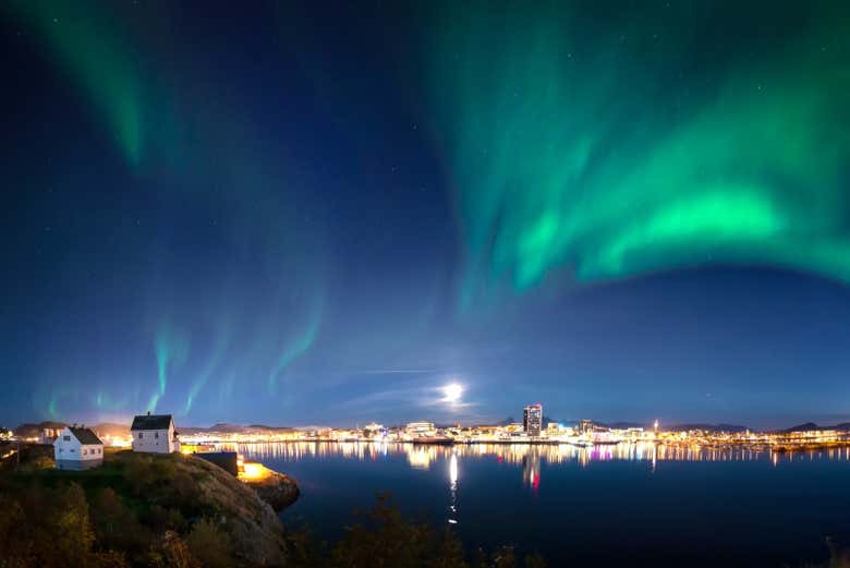 Bodø bajo una aurora boreal