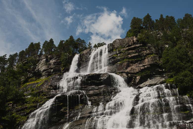 Pasaremos por la cascada Tvindefossen en Skulestadmo