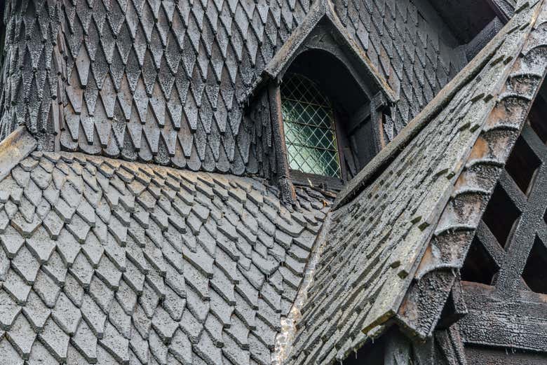 Detalhes dos telhados da igreja de Borgund