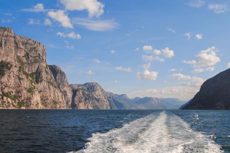 Remaremos por las aguas del fiordo de Lysefjord