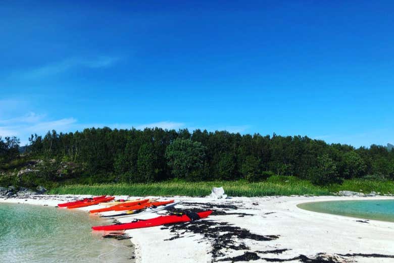 Kayak in una spiaggia di Bergsfjorden