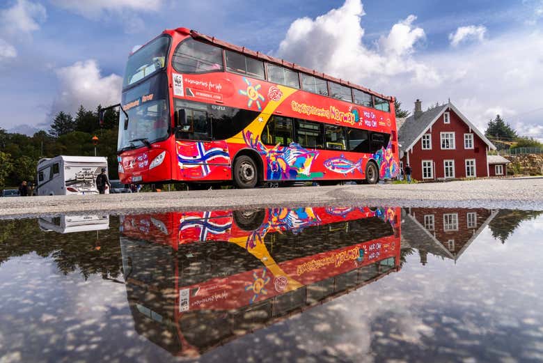 Autobús turístico listo para la ruta 