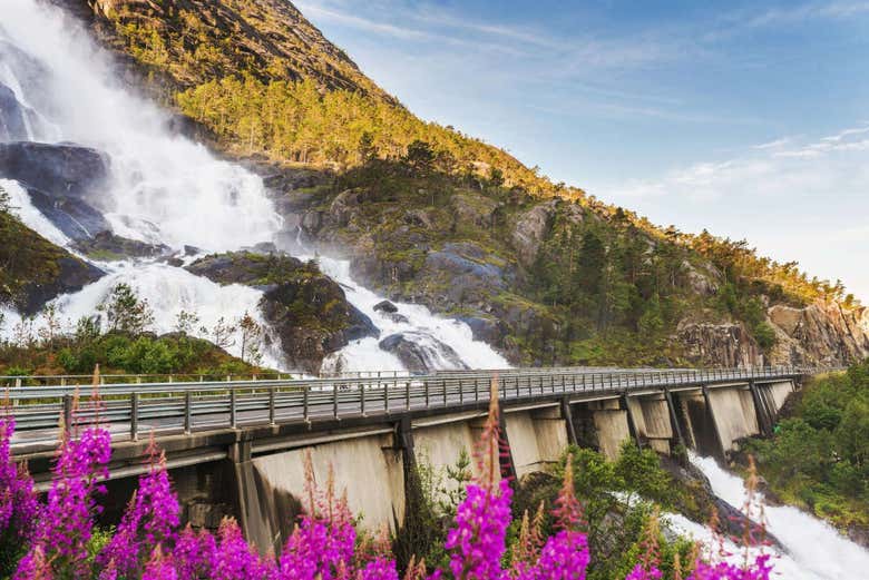 Vistas da cascata Langfoss