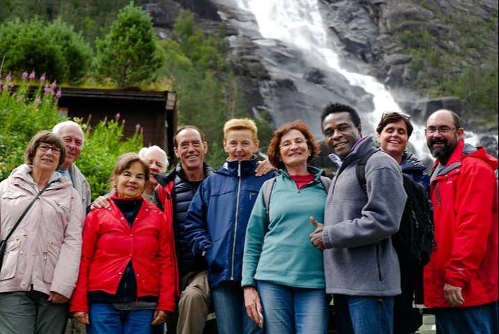 Um grupo de cruzeiristas visitando a cascata
