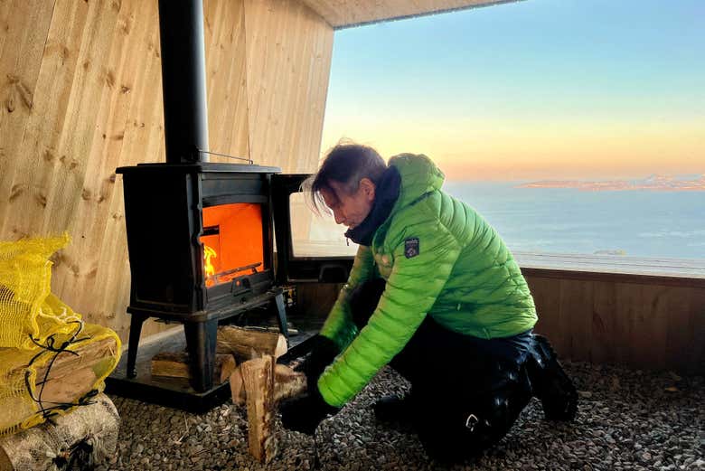 Preparando el fuego en la cabaña