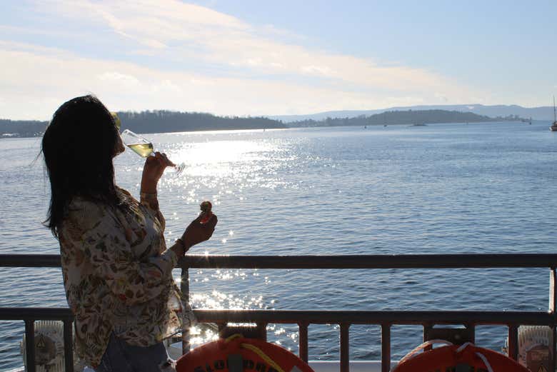 El barco dispone de bar para consumiciones