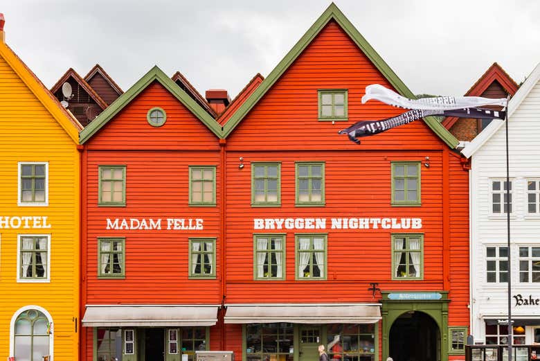 Recorriendo el barrio de Bryggen, en Bergen