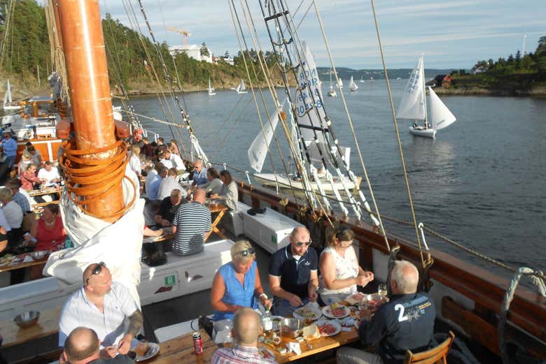 Disfrutando de la navegación por el fiordo de Oslo