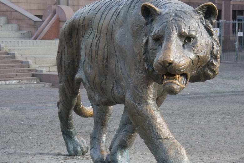 Escultura del tigre, frente a la Estación Central de Oslo